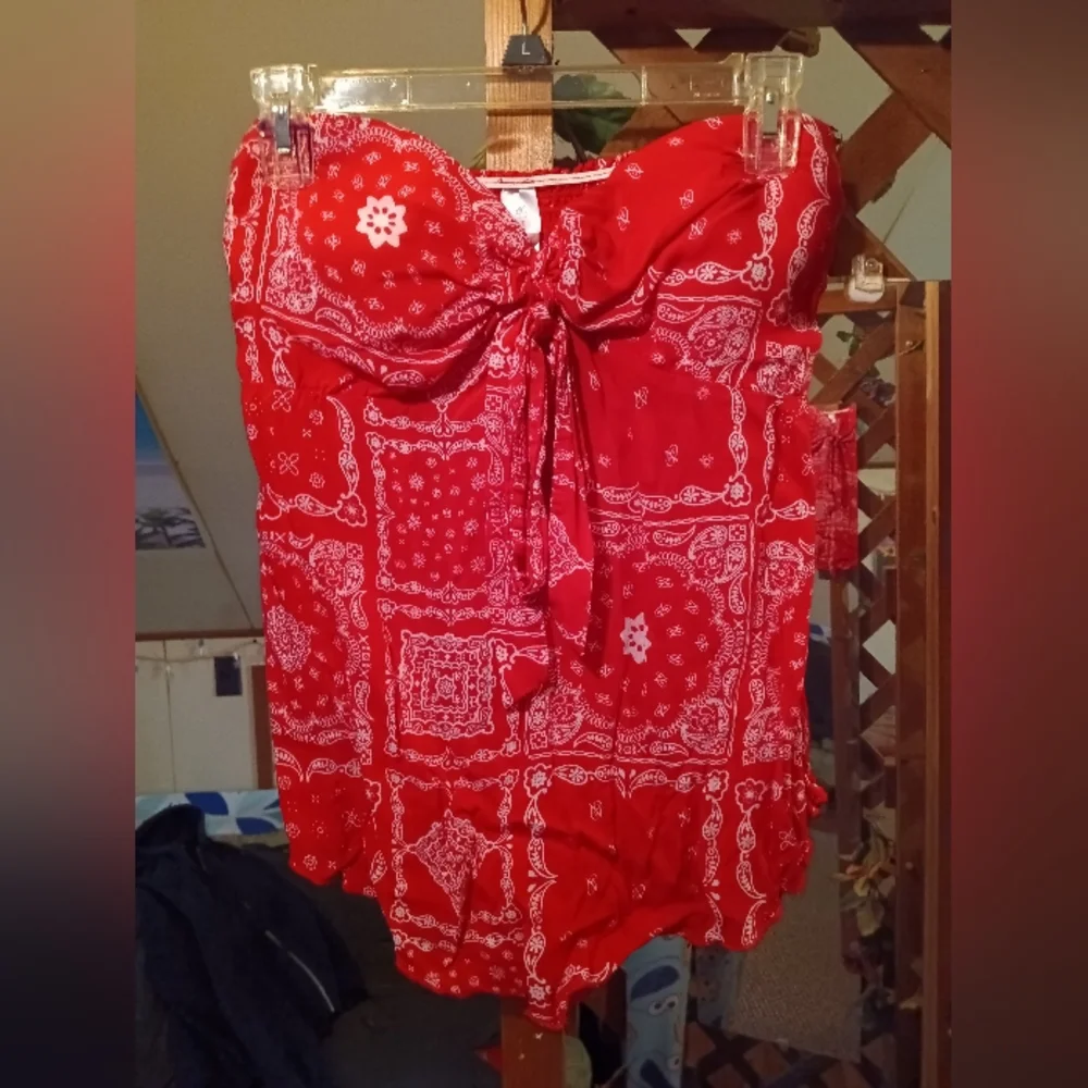 No Boundaries Juniors Red Bandana Print Flowy Tube/Halter Top - Picture 2 of 3